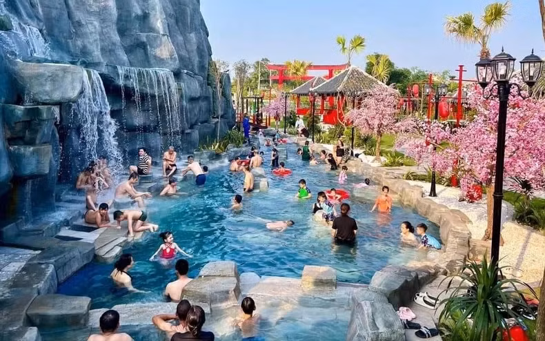 Thanh Thuy hot mineral spring is an attractive destination for tourists.