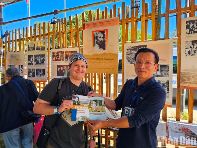 Gonçalo Vaz, a member of the “Green” Ecological Party (Portugal), stated that as a citizen of Portugal, he greatly appreciated the presence of Vietnamese representatives at the Avante Press Festival. At the Vietnam exhibition space activities helped them gain a better understanding of the country, its history, and its people. Here, they have seen many images and materials about President Ho Chi Minh, who dedicated his life to the struggle for national independence and made significant contributions to the solidarity among people worldwide. As a result, many participants at the Avante Press Festival know about and admire President Ho Chi Minh.