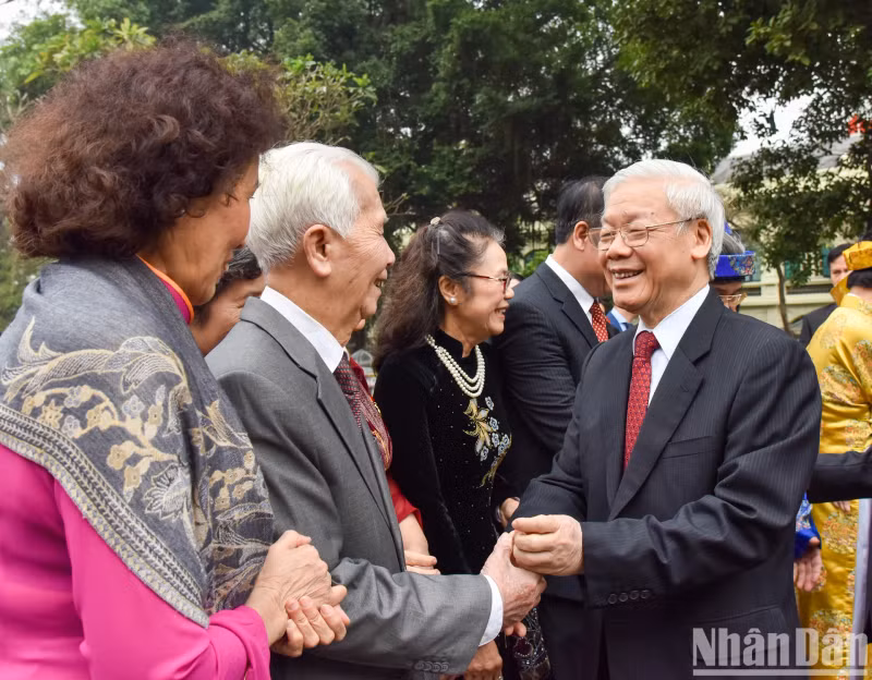 Party General Secretary Nguyen Phu Trong extends New Year greetings to the local people on the first day of the Lunar New Year.