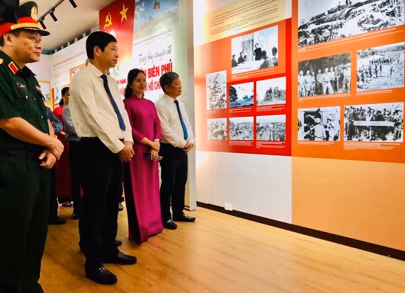 The delegates visit the exhibition.