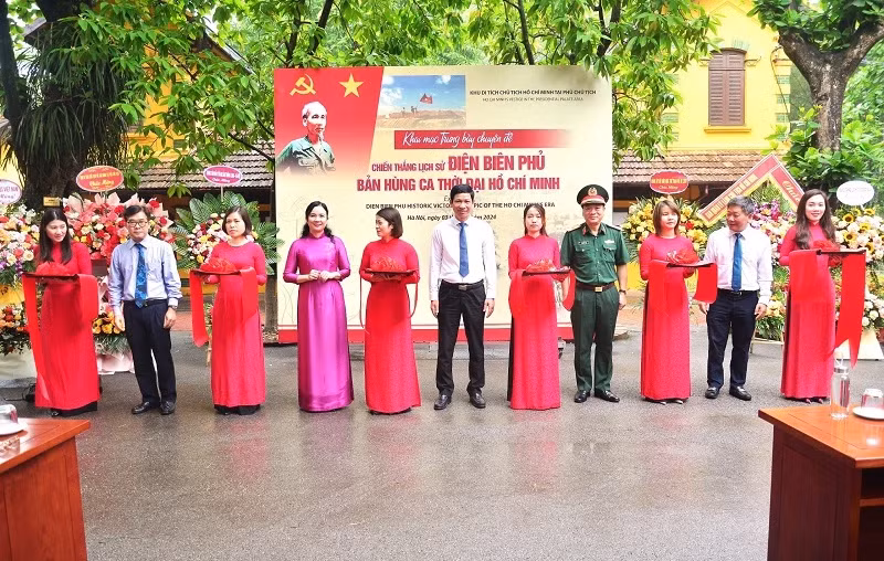 The ribbon-cutting ceremony for the exhibition.