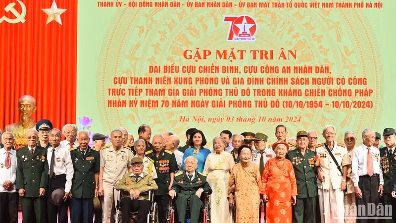 The delegates pose for a photo. (Photo: THUY NGUYEN)