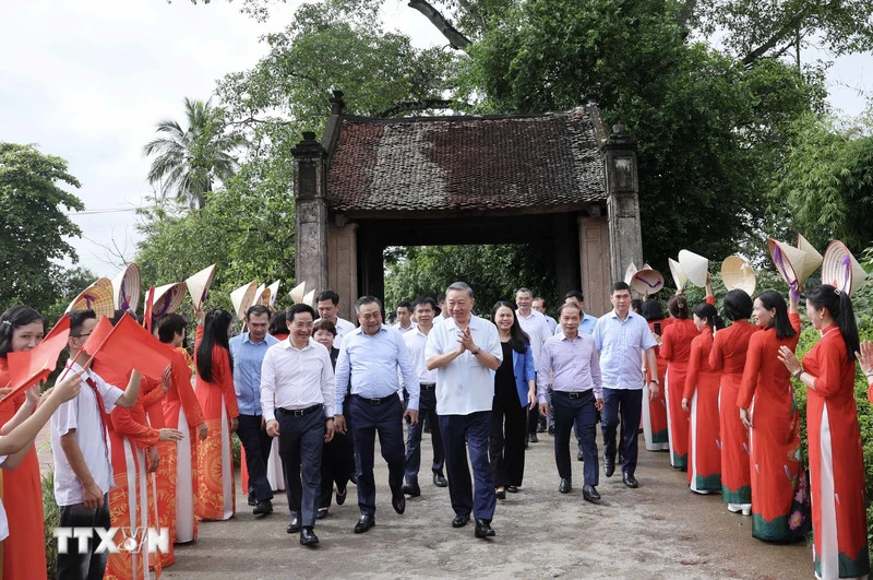 State President To Lam visits Duong Lam ancient village in Hanoi’s outlying district of Son Tay on June 27 (Photo: VNA)