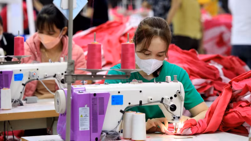 To overcome the challenges posed by the EVFTA and leverage growth opportunities in the EU market, Vietnam's textile and garment sector needs to implement specific strategic measures. (Image for illustration: VNA)
