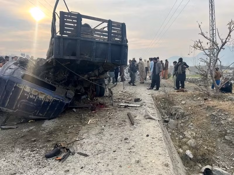 The scene of the bomb explosion targeting a police vehicle in Khyber Pakhtunkhwa Province on January 8. (Photo: Xinhua/VNA)