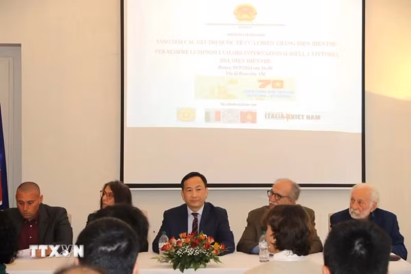 Ambassador Duong Hai Hung (C) and other speakers at the seminar (Photo: VNA) 