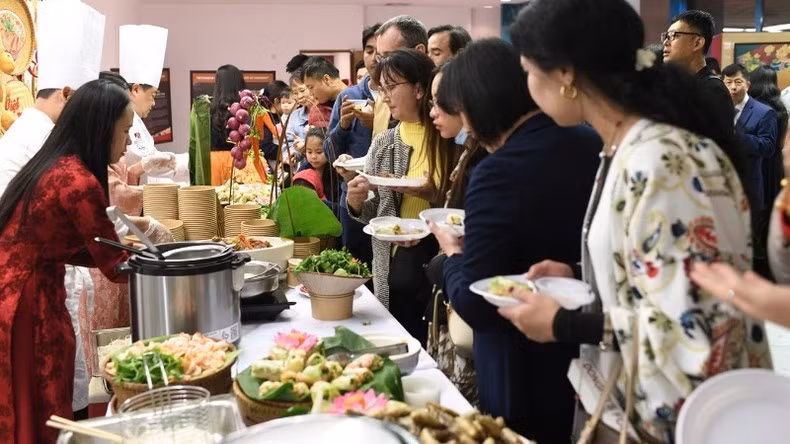Anne Sophie Hoffman, a Canadian singer residing in Riyadh, who has spent many years connected to Vietnam, performs her favourite song, “Hello Vietnam”, dressed in a vibrant red Ao Dai (Vietnamese traditional long dress).