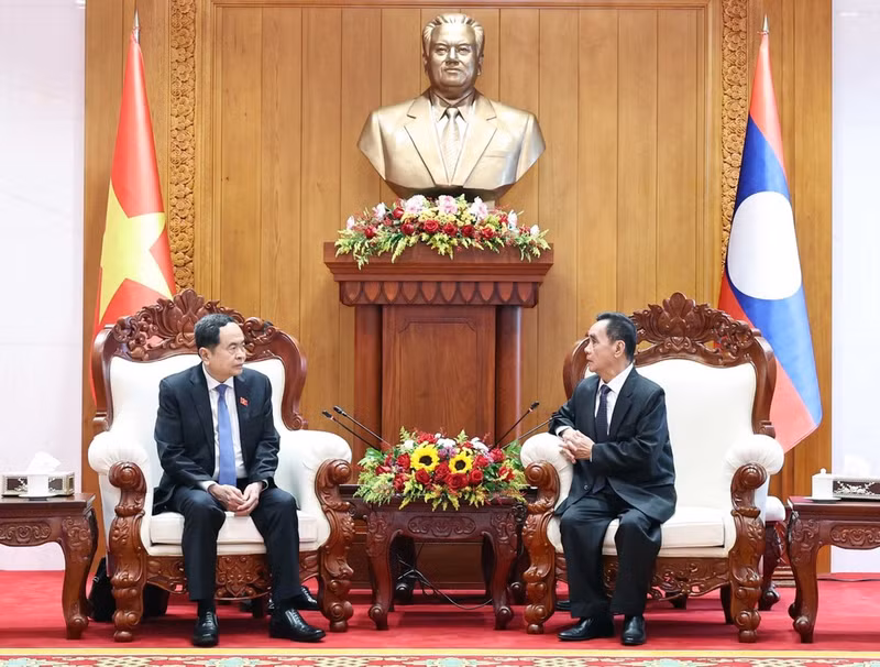 The meeting between Vietnamese NA Chairman Tran Thanh Man (L) and former Prime Minister and former NA Chairman of Laos Thongsing Thammavong in Vientiane on October 17 (Photo: VNA)
