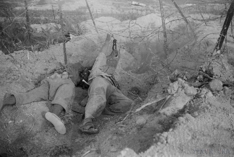Vietnamese engineering soldiers are cutting the barbed wire fences to open the way for assault soldiers to attack and destroy position 206. (Photo: VNA)