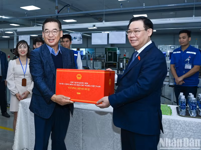 NA Chairman Vuong Dinh Hue presents gifts to Ohsung Vina Thai Binh Company.