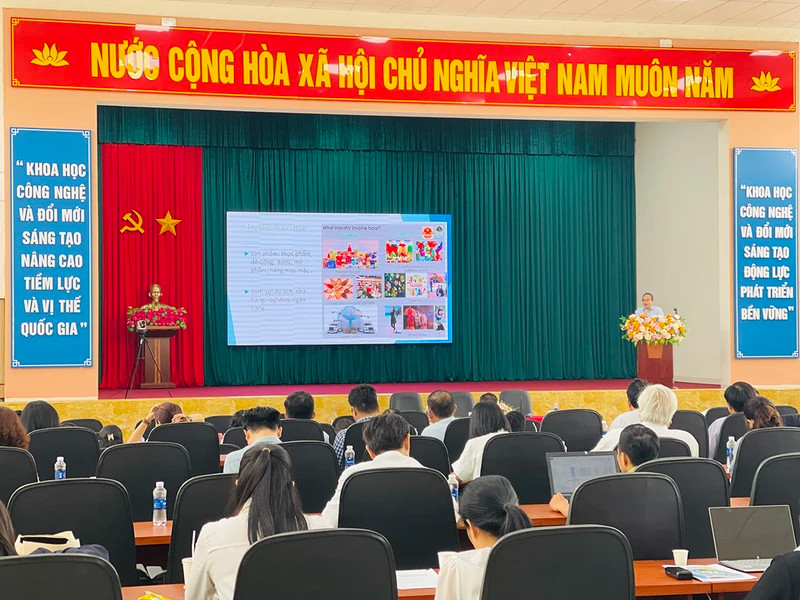 Director of the QUACERT Tran Quoc Dung speaks at the seminar.