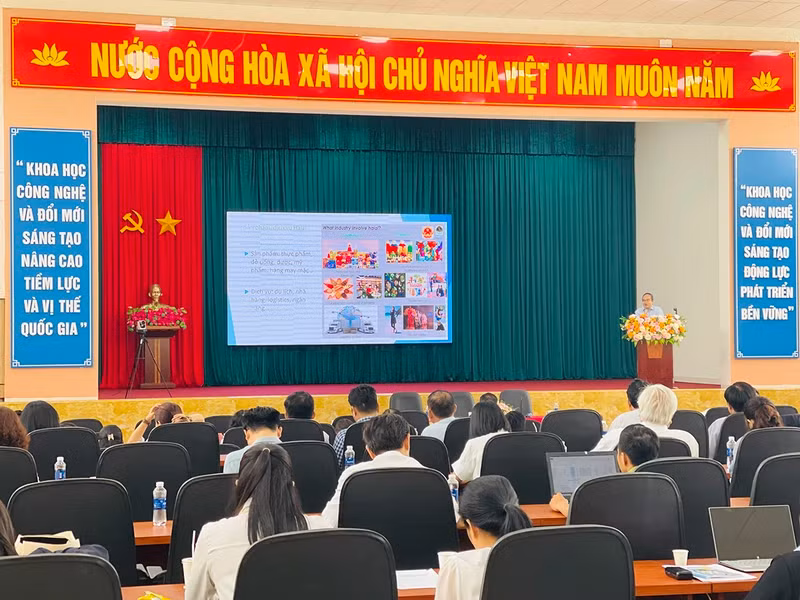 Director of the QUACERT Tran Quoc Dung speaks at the seminar.