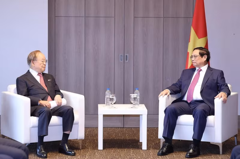 Prime Minister Pham Minh Chinh (R) and Chairman of CJ Group Sohn Kyung Shik at their meeting in Seoul on July 3. (Photo: VNA) 