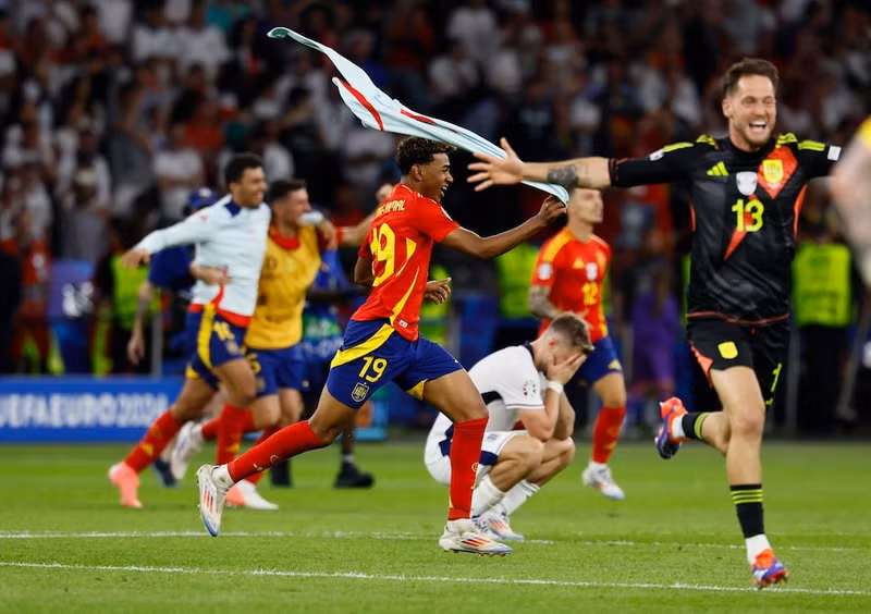 Lamine Yamal celebrates the victory.