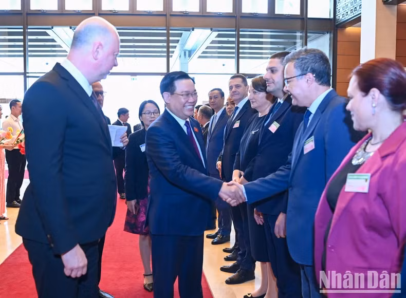Speaker of the NA of Bulgaria Rossen Dimitrov Jeliazkov introduces members of the high-ranking delegation of Bulgarian NA to NA Chairman Vuong Dinh Hue.