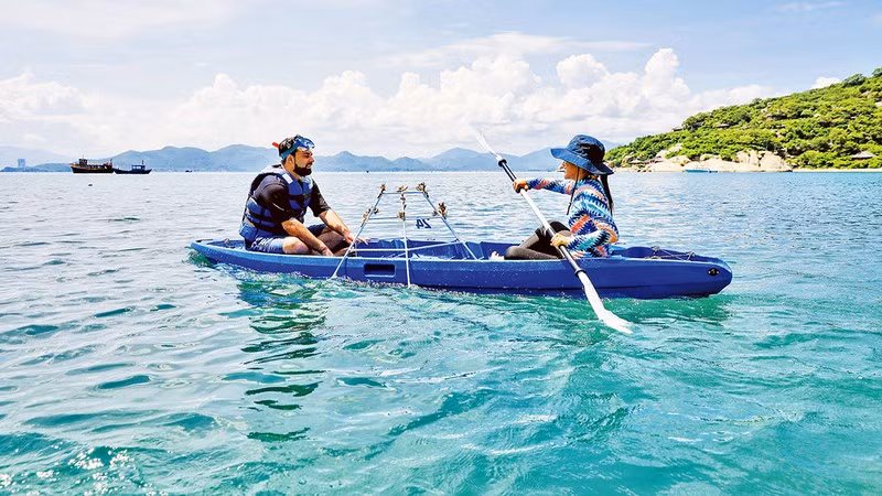 Tourists participate in coral planting activities at Ninh Van Bay. (Photo: Six Senses Ninh Van Bay)