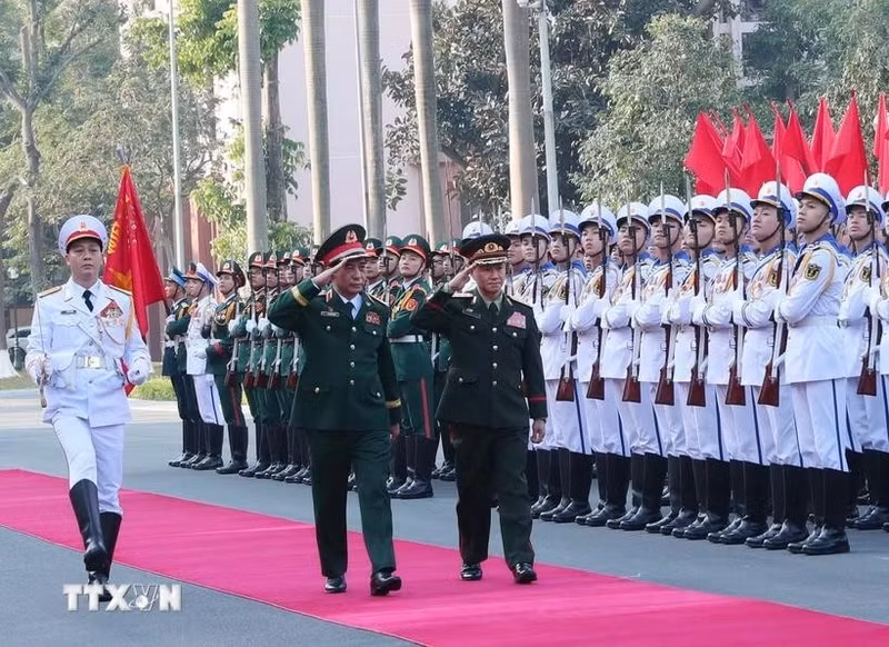 Defence Minister Phan Van Giang (left) and his Lao counterpart Khamliang Outhakaysone review the Guards of Honour on December 18. (Photo: VNA) 