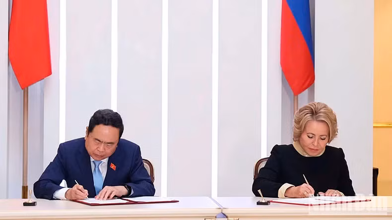 National Assembly Chairman Tran Thanh Man (left) and Speaker of the Federation Council of the Federal Assembly of the Russian Federation Valentina Ivanovna Matvienko sign a cooperation agreement between the Vietnamese NA and the Federation Council of Russia. (Photo: VNA)