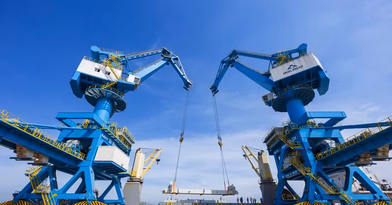 Cargo handling at the Hoa Phat General Port in the Dung Quat Economic Zone (Quang Ngai Province).(Photo: Tran Nguyen Nghi)