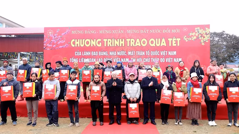 VFFCC President Do Van Chien gives Tet gifts to policy beneficiary families of Cho Don District. (Photo: VU GIANG)