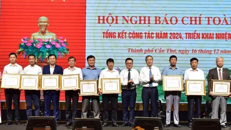 At the event, certificates of merit from the PCC’s Commission for Communications and Education awards to 31 organisations and units for their exceptional achievements in journalism in 2024. At the event, certificates of merit from the PCC’s Commission for Communications and Education awards to 31 organisations and units for their exceptional achievements in journalism in 2024.