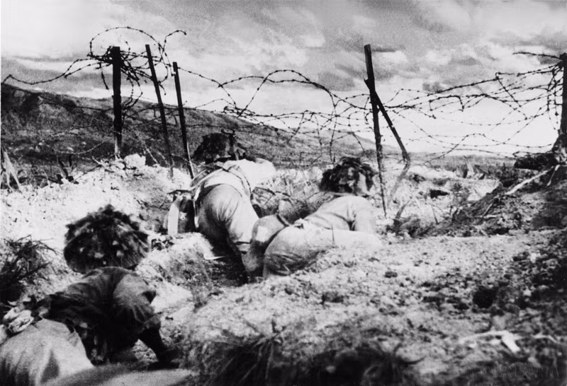 Vietnamese assault soldiers were cutting barbed wire fences, opening the attack on the enemy’s positions on the Hill C. (Photo: VNA)
