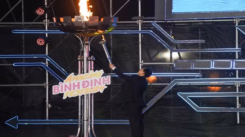 Secretary of Binh Dinh Provincial Party Committee Ho Quoc Dung lit the torch to open the festival.