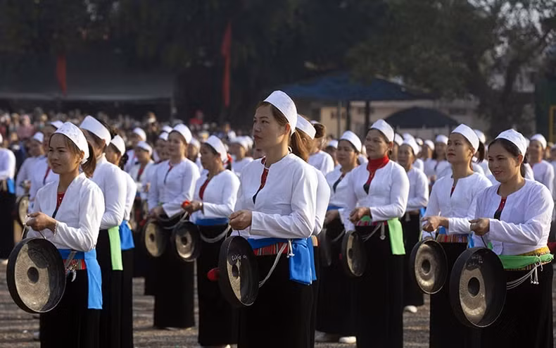 A performance of Muong gongs at the “Khai ha” festival in 2023. (Photo: TRONG DAT)
