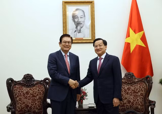 Deputy Prime Minister Le Minh Khai (R) and Lee Sang-Woon, Vice Chairman and COO of Hyosung Corporation, at their meeting in Hanoi on May 10. (Photo: VGP)