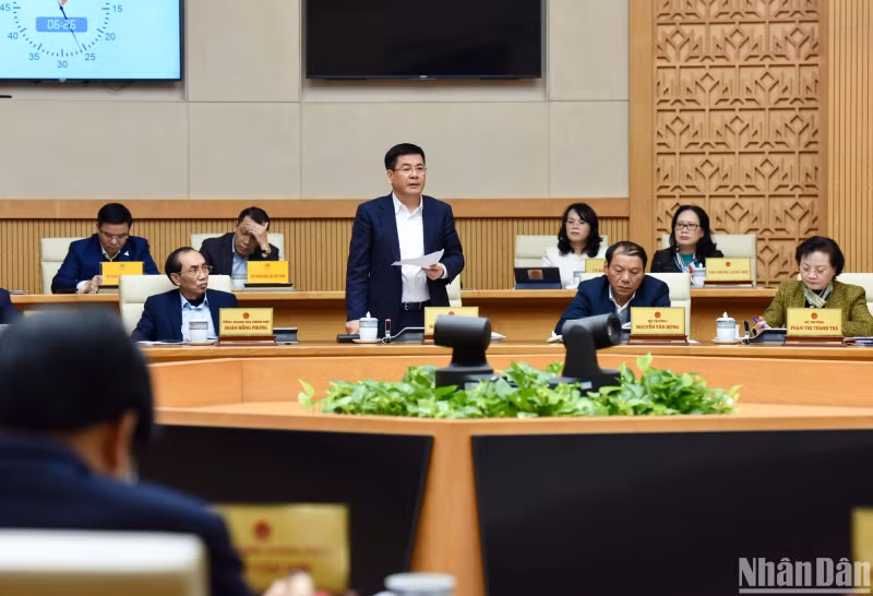 Minister of Industry and Trade Nguyen Hong Dien speaks.