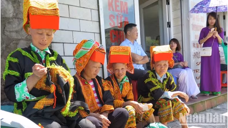 Traditional costume of Dao women in Mau Son.