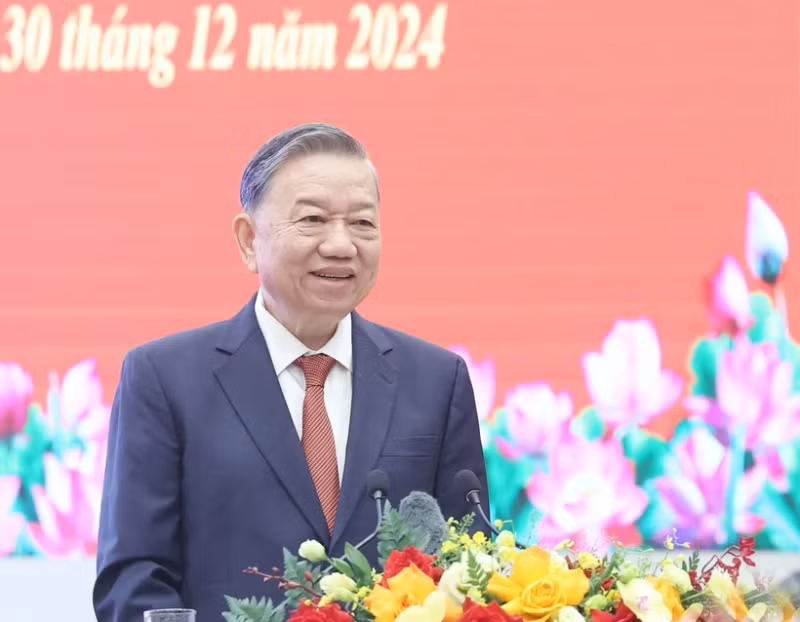 Party General Secretary To Lam addresses a meeting with 200 prominent intellectuals and scientists in Hanoi on December 30 (Photo: VNA) 