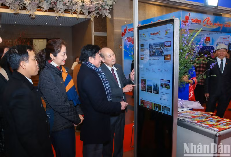 Visitors to the festival enthusiastically read publications, especially multimedia products integrated into digital platforms. Visitors to the festival enthusiastically read publications, especially multimedia products integrated into digital platforms.