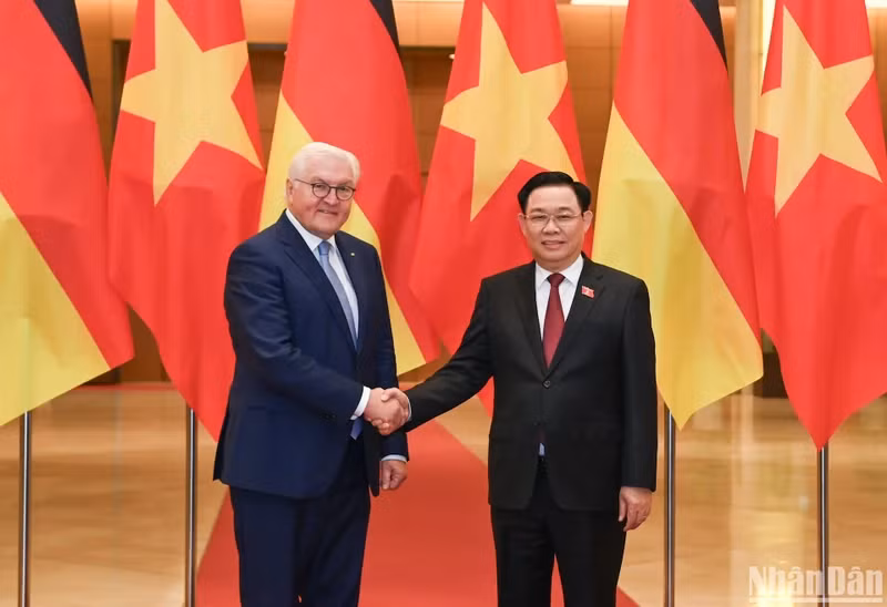 Chairman of the National Assembly Vuong Dinh Hue (R) and German President Frank-Walter Steinmeier at their meeting in Hanoi on January 23. (Photo: NDO)