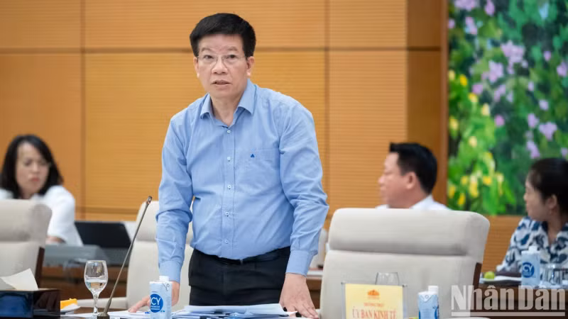 Vice Chairman of the NA’s Office Pham Dinh Toan speaks at the meeting.