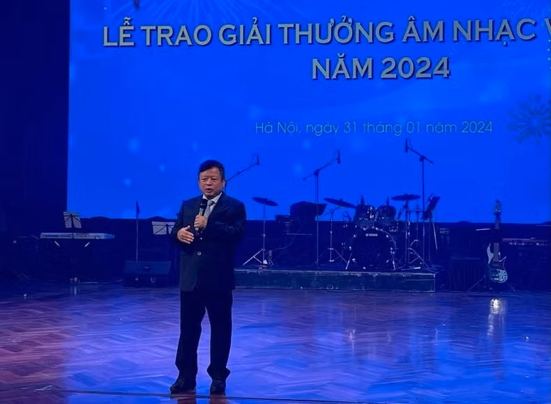 Assoc. Prof. Dr. Musician Do Hong Quan speaks at the awards ceremony.