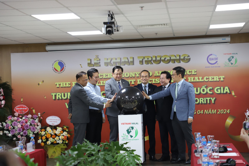 The delegates attend the crystal ball touching to launch the establishment of the HALCERT. 