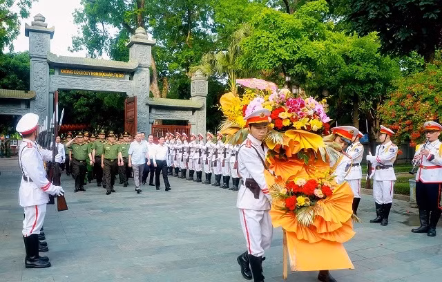 The delegates pay tribute to President Ho Chi Minh at the Kim Lien relic site.