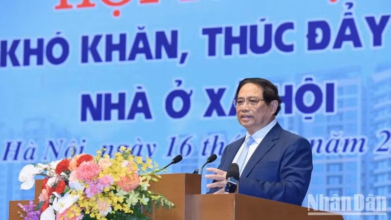 PM Pham Minh Chinh speaks at the meeting on social housing development on March 16. (Photo: NDO)