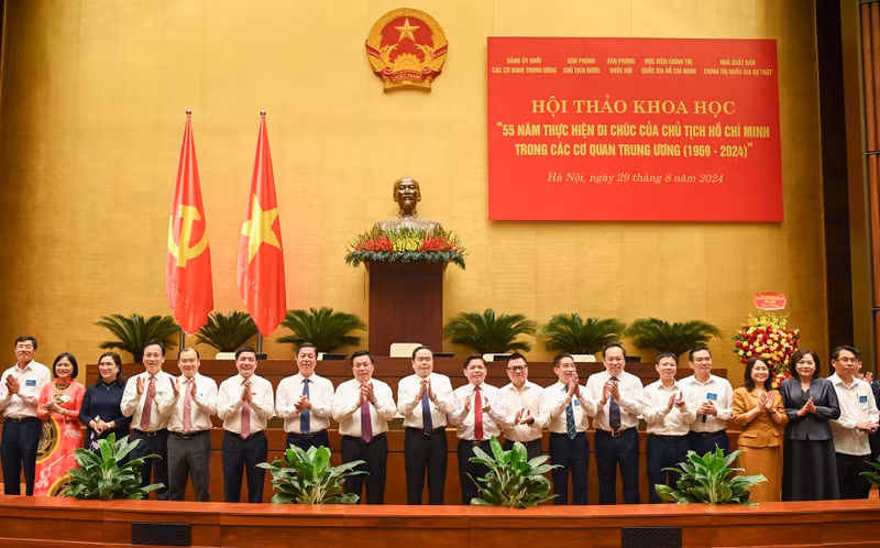 Chairman of the National Assembly Tran Thanh Man, along with other Party and State leaders and other delegates, attend the conference.