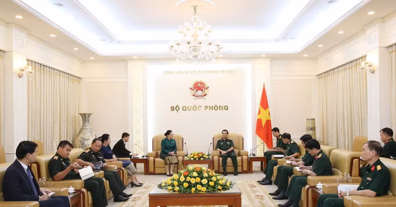 General Phan Van Giang receives Lao Ambassador Khamphao Ernthavanh in Hanoi on July 3. (Photo: VNA)