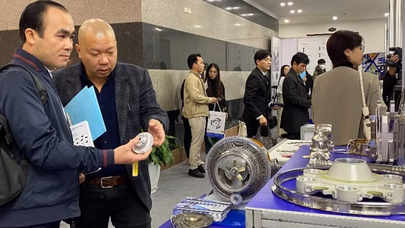 Enterprises introduce products and technologies within the framework of the International Conference on Aviation Industry organised by the Hanoi Municipal Department of Industry and Trade.