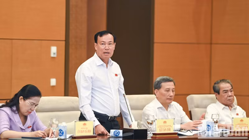 Chairman of the NA Committee for Defence and Security Le Tan Toi speaks at the meeting.