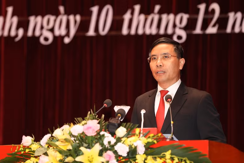 Chairman of Quang Ninh Provincial People’s Committee Pham Duc An speaks at the meeting.