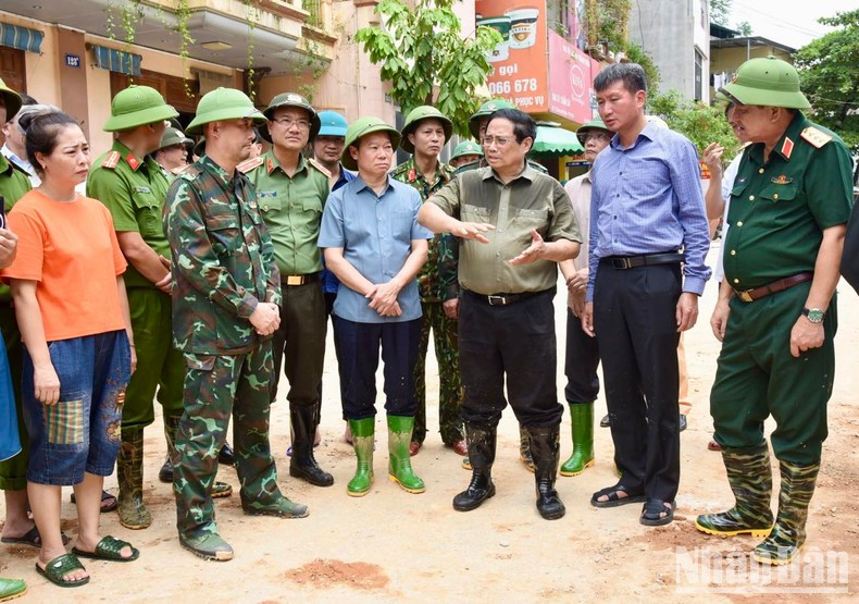 PM Pham Minh Chinh examines the settlement of downpour and flooding consequences in Yen Bai city, Yen Bai province, on September 12. (Photo: NDO)
