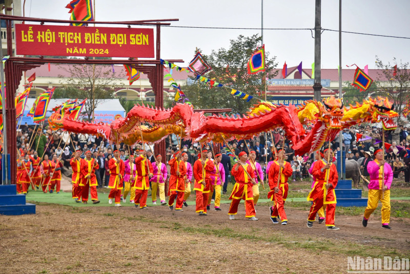 The traditional Doi Son Ploughing Festival takes place in the fields of Doi Tam Village, Duy Tien Provincial Town, Ha Nam Province on February 16. 