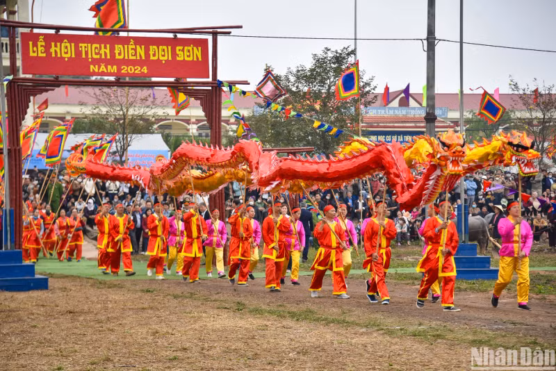 The traditional Doi Son Ploughing Festival takes place in the fields of Doi Tam Village, Duy Tien Provincial Town, Ha Nam Province on February 16. 