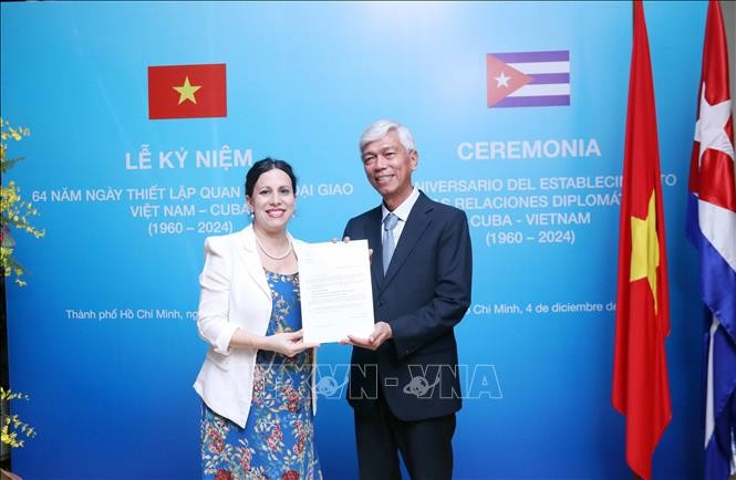 Vice Chairman of the HCM City People’s Committee Vo Van Hoan (R) and Cuban Consul General Ariadne Feo Labrada at the celebration of the 64th founding anniversary of Vietnam-Cuba diplomatic relations on December 4. (Photo: VNA) 