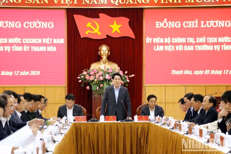 President Luong Cuong delivers a speech at the working session.