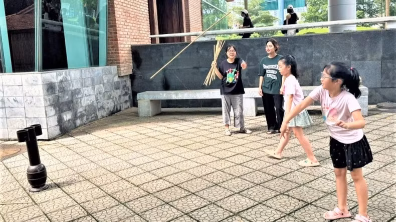 Children are excited at Tuho (a Korean folk game). (Photo courtesy of the Vietnam Museum of Ethnology)